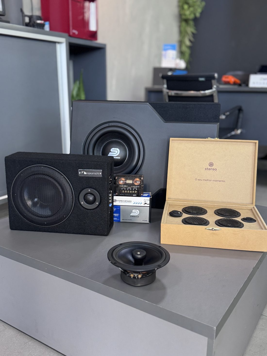 Sistema de som automotivo premium — Nakamichi e Stereo Designs